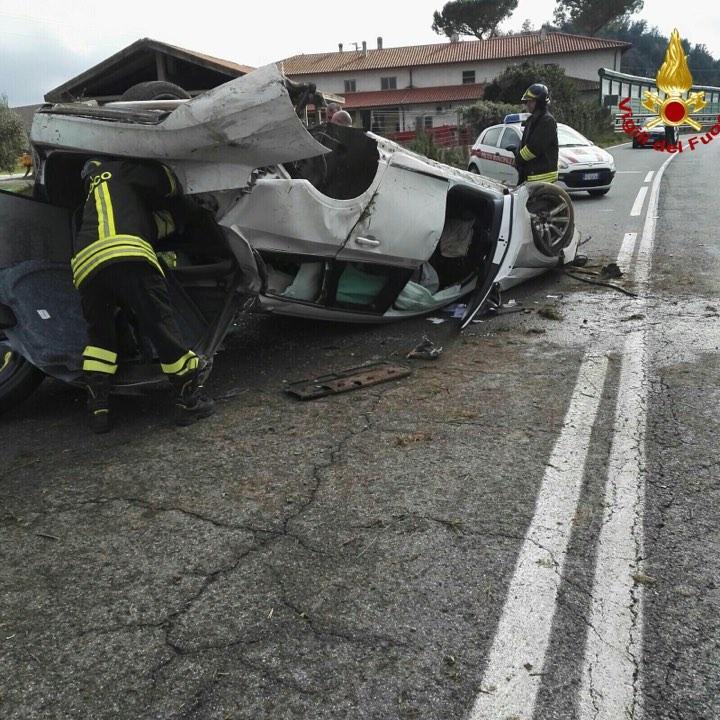Scontro fra tre auto: una si ribalta, illesi i conducenti