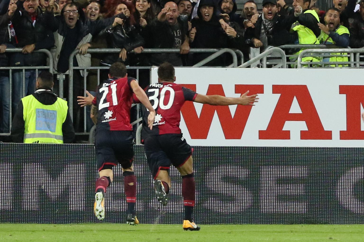 La corsa di Pavoletti verso la Nord inseguito da Ionita dopo il gol al 95' contro il Benevento