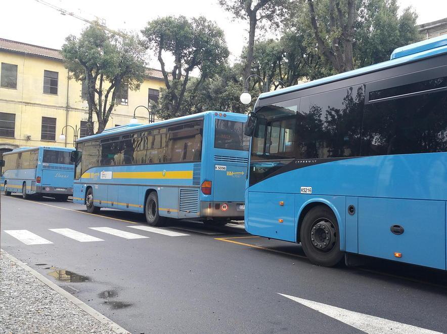 Manomette il biglietto e poi aggredisce un autista 
