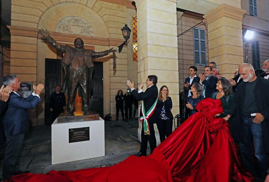 Svelata la statua: l'abbraccio di Pavarotti alla sua Modena