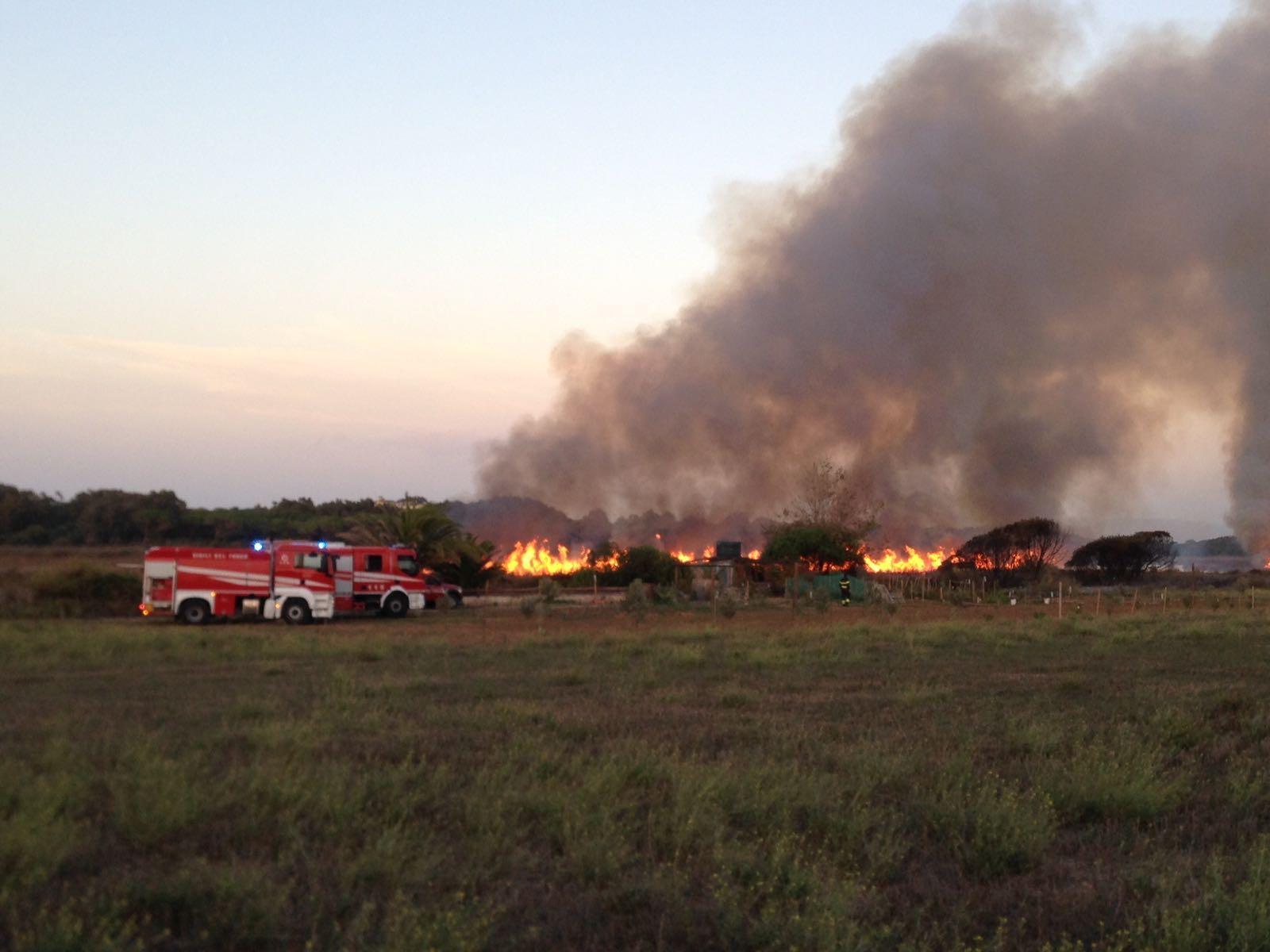 Mezzi e uomini in forze impegnati a Platamona a spegnere l'incendio