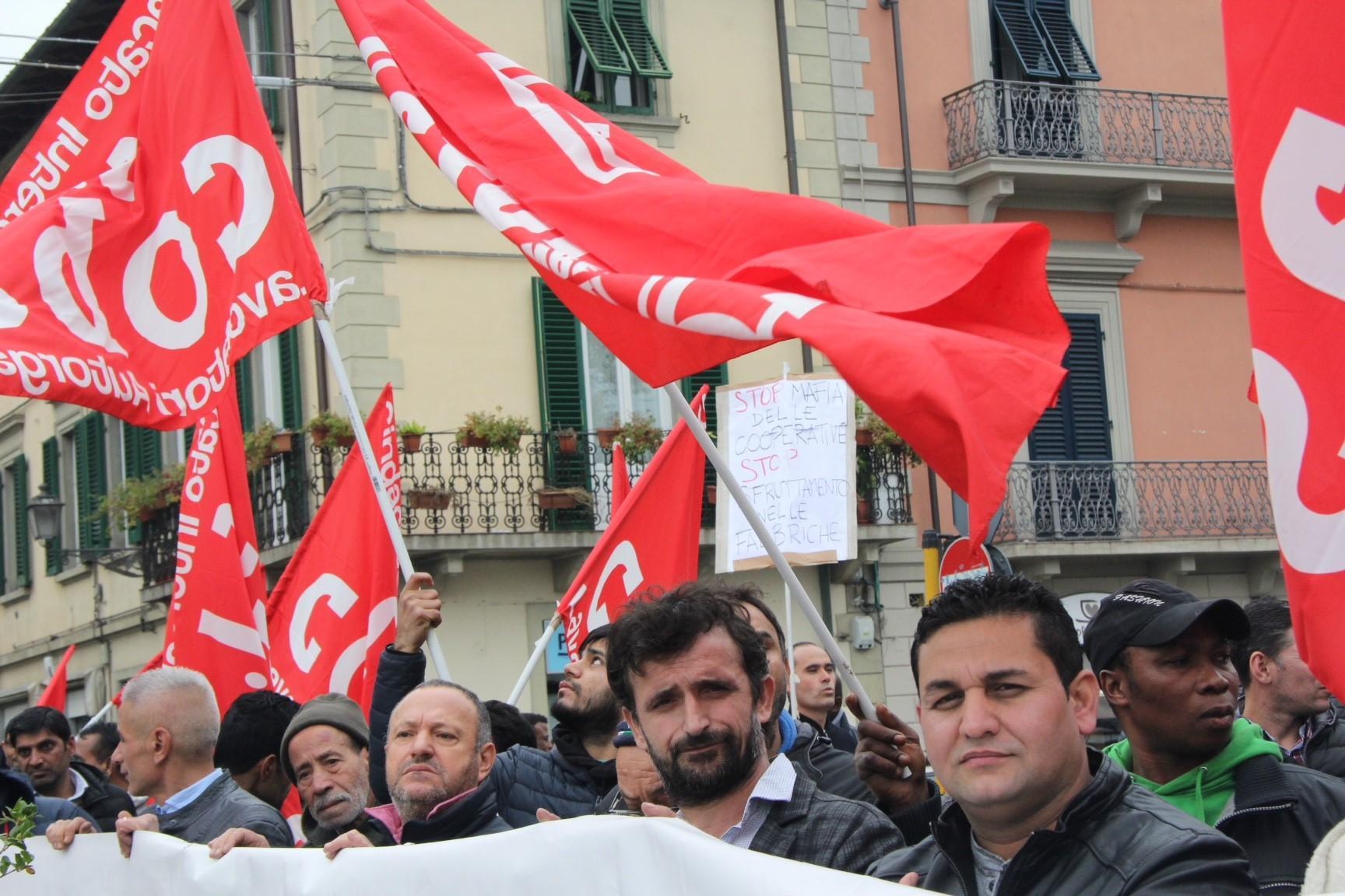 La manifestazione dei Cobas in piazza Mercatale (foto Batavia) 