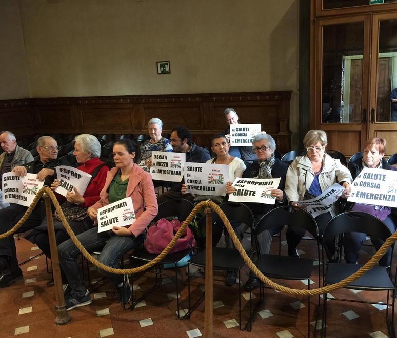 Terza corsia la protesta in consiglio