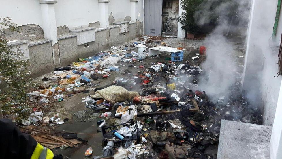 Danno fuoco ai rifiuti nel piazzale