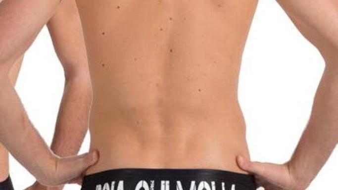 In estate un altro caso sul costume “nero”