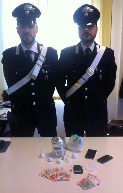 Trovato con duemila dosi di cocaina dentro un canneto