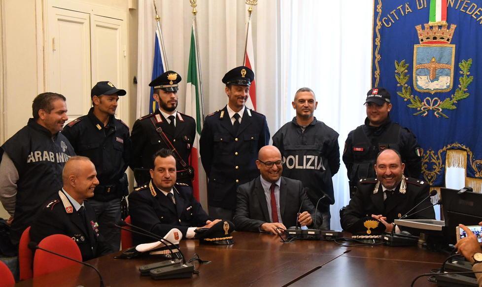 Rapine in farmacia: fermato un giovane 