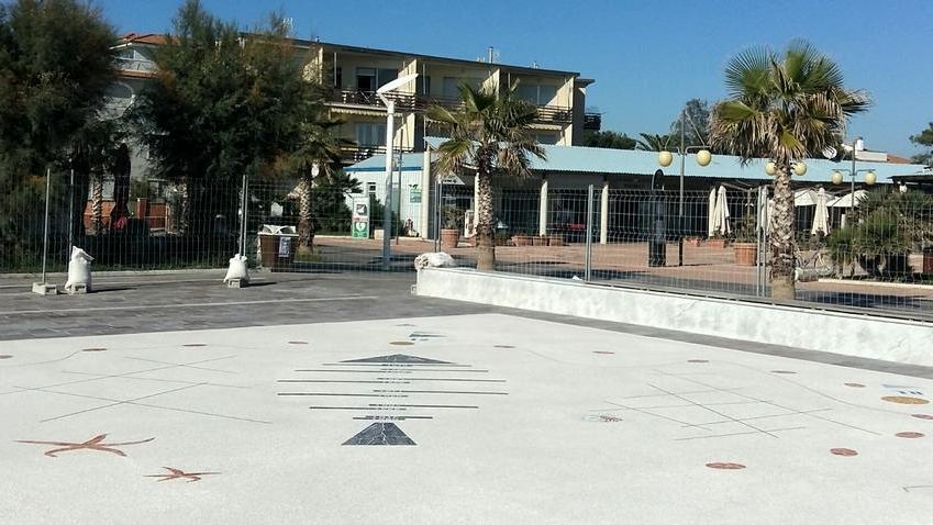 Resta ingabbiata la meridiana sul lungomare