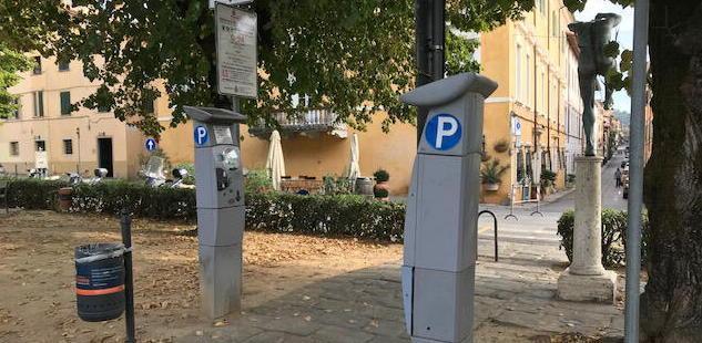 Ladri in azione in centro forzati due parcometri 