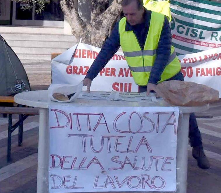 Presidio a oltranza dei lavoratori sotto al Comune 