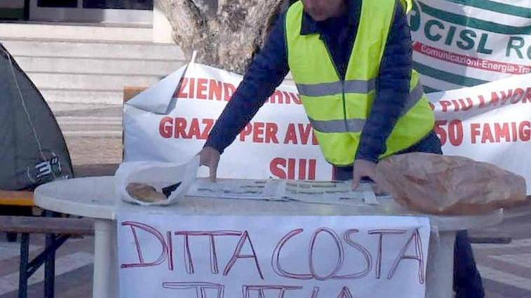 Presidio a oltranza dei lavoratori sotto al Comune