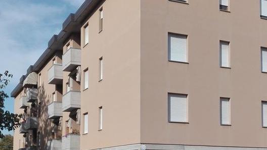 Usano auto in sosta per salire sul balcone e svaligiare casa