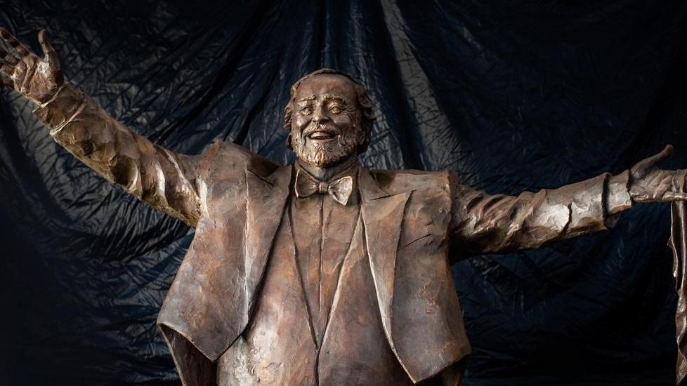 Modena accoglie la statua di Pavarotti