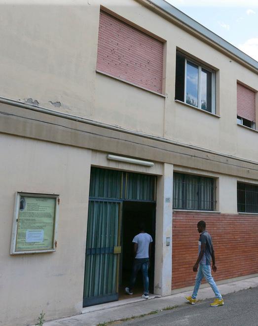 Via Milano, migranti ospiti nell’ex asilo fino al 31 dicembre