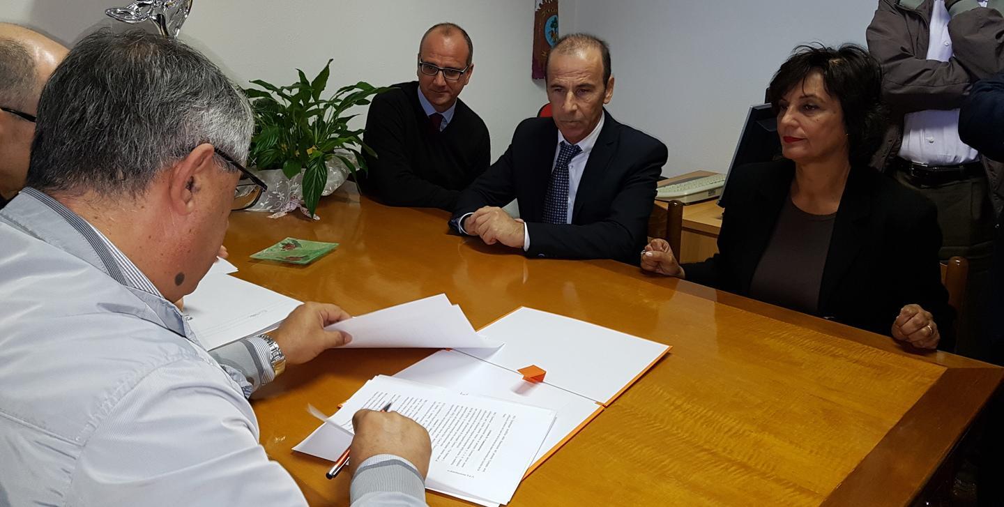La firma per la cessione della rete dell'agro