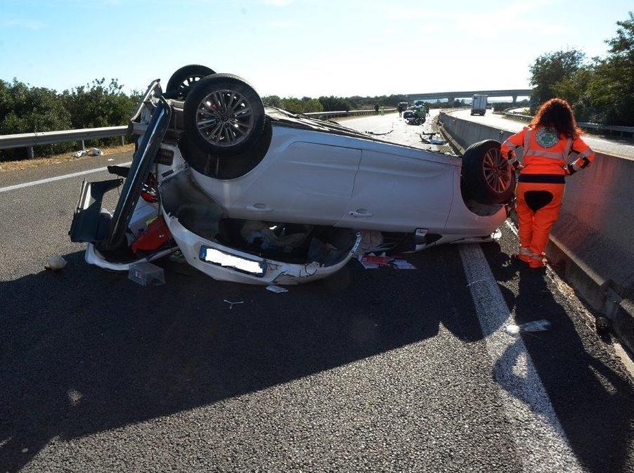 Paura al bivio di Uras Auto aggancia tir 2 feriti e 131 bloccata 