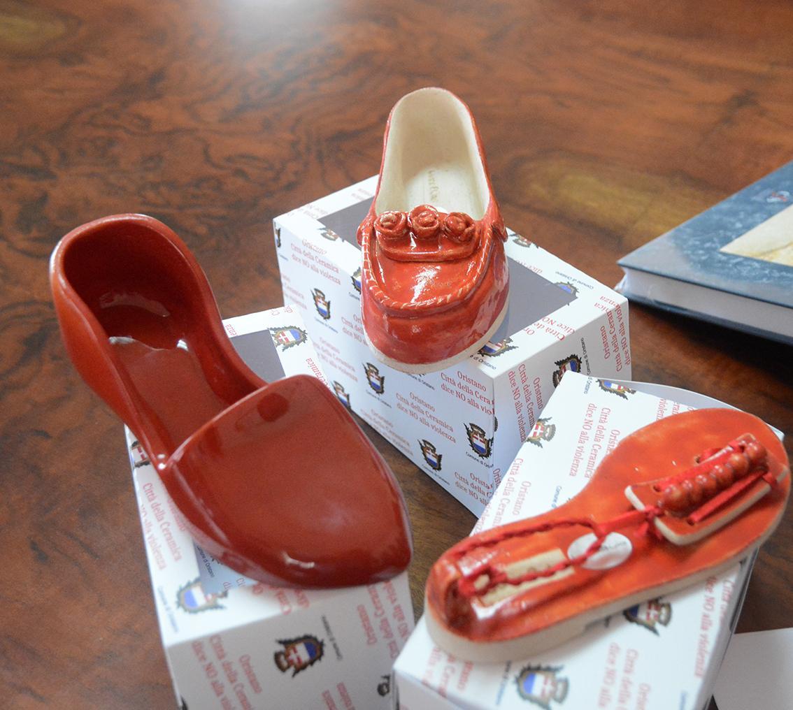 Scarpette rosse e ceramica No alla violenza di genere 