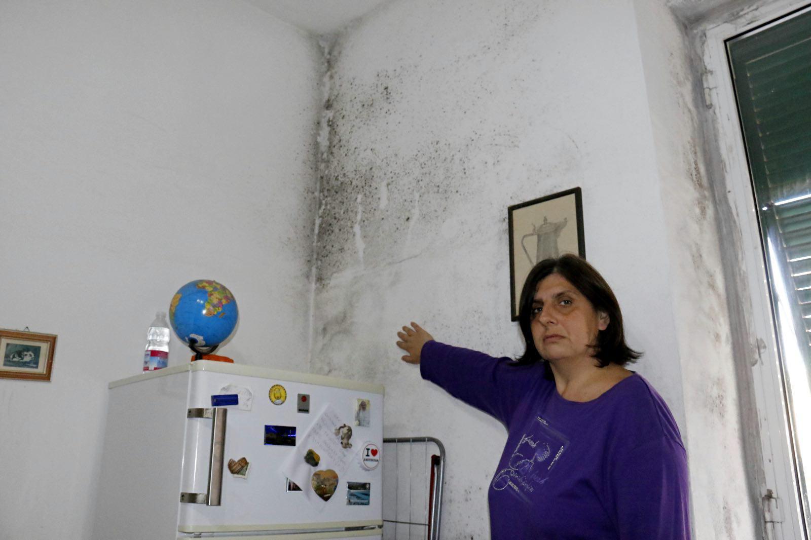 Senza riscaldamento e col figlio disabile, l'appello «Dateci un’altra casa popolare» 