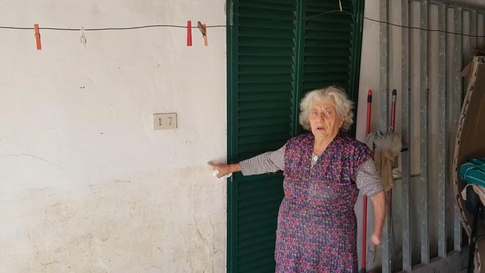 La signora Carmela Buono indica dove è arrivata l'acqua