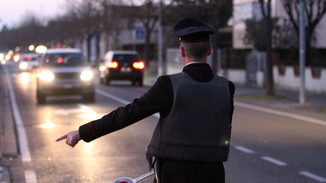 Inseguito perché non si ferma all'alt va a sbattere contro un muro