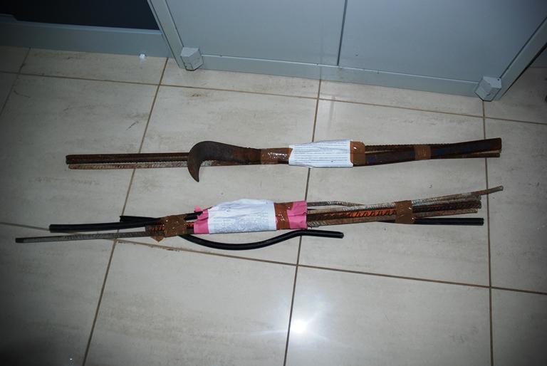 Alcune "armi" rinvenute dalla polizia
