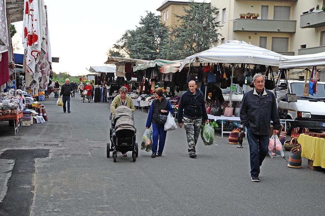 Il mercato in via XX giugno 1944 (foto Falorni/Silvi)
