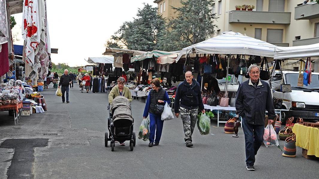 Il mercato in via XX giugno 1944 (foto Falorni/Silvi)