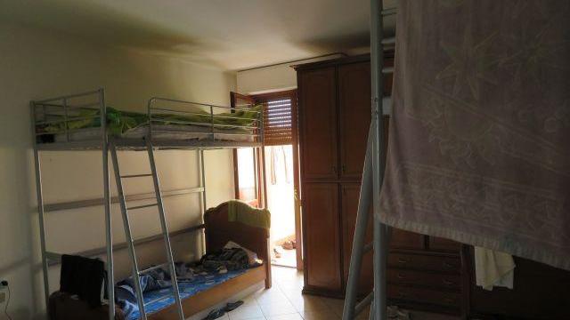 Uno degli alloggi sequestrati dalla Polizia municipale