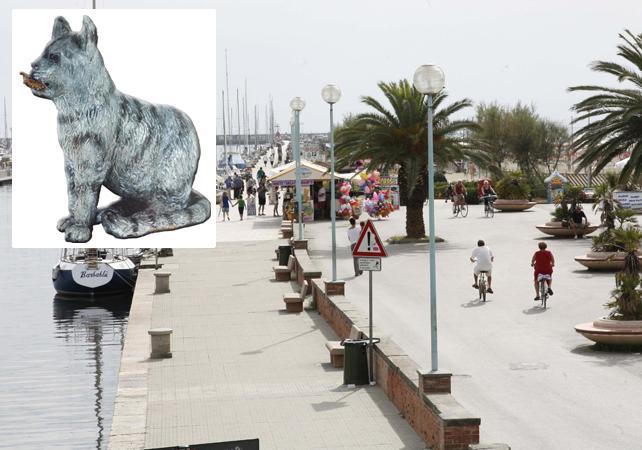 La zona del molo dove sorgerà la statua e un bozzetto dell'opera