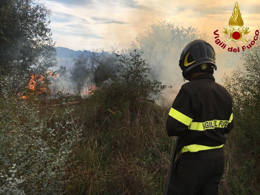 Vigili del fuoco spengono l'incendio di Bivio di Ravi Potassa 