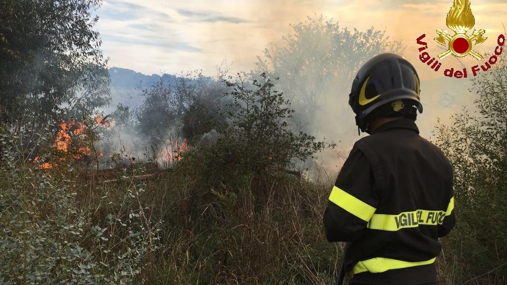 Vigili del fuoco spengono l'incendio di Bivio di Ravi Potassa