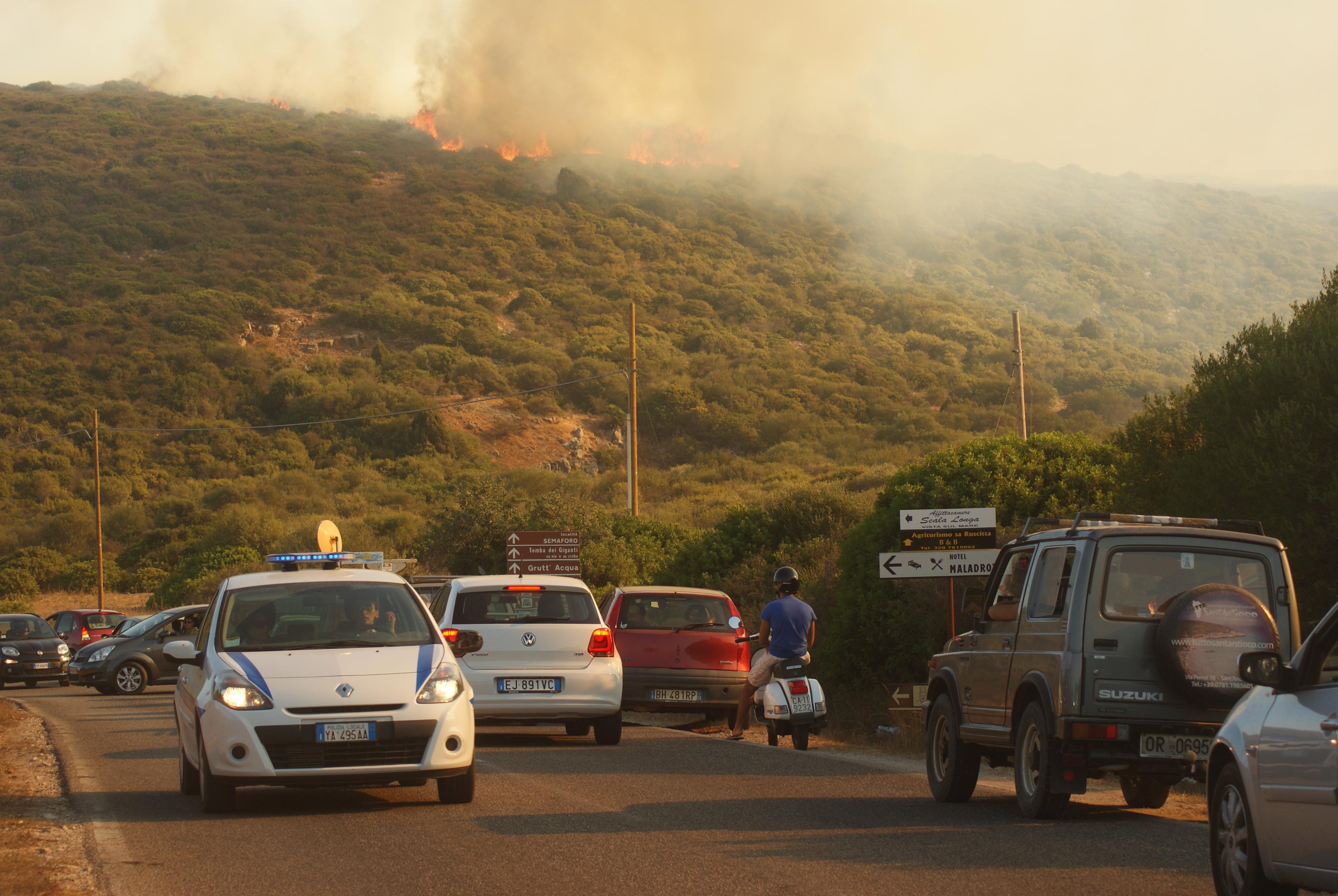 L'incendio di Sant'Antioco aveva creato pericolo anche per gli automobilisti lungo la strada per Maladroxia
