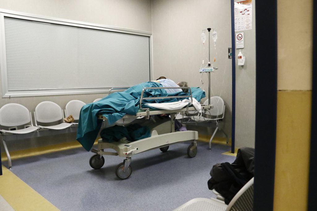 A 91 anni lasciato 26 ore su una barella del pronto soccorso