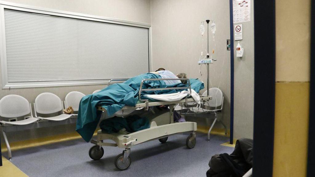 A 91 anni lasciato 26 ore su una barella del pronto soccorso