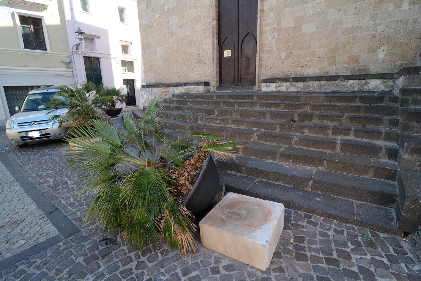 L'ultimo atto vandalico davanti alla chiesa di Santa Chiara