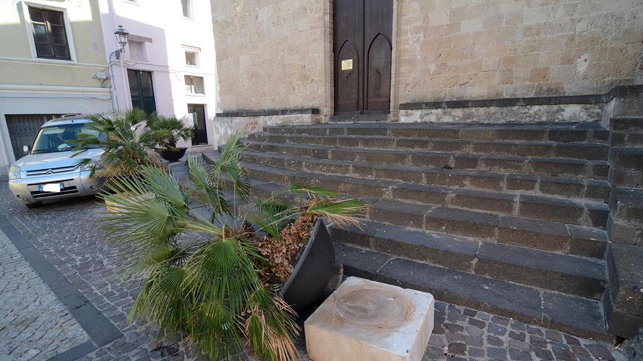 L'ultimo atto vandalico davanti alla chiesa di Santa Chiara