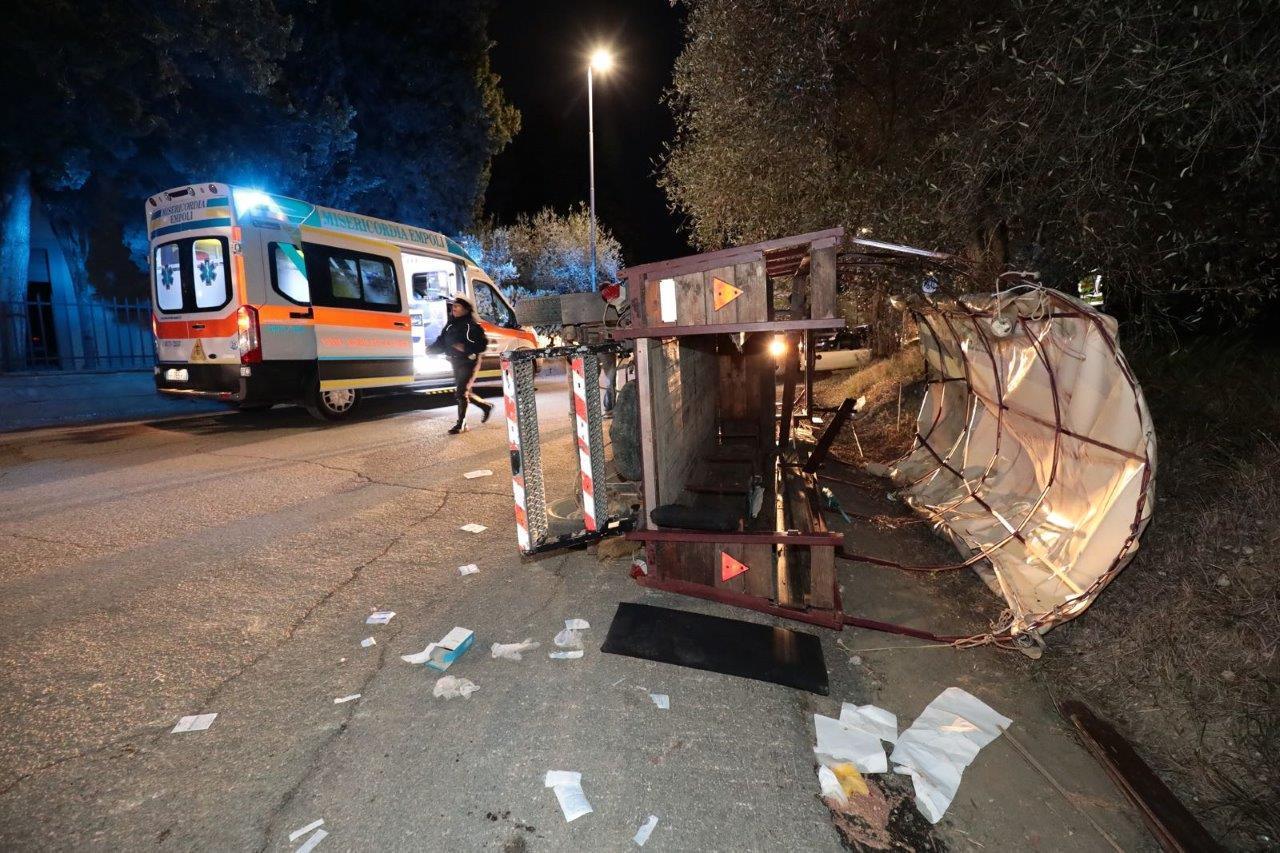La carrozza rovesciata a Montespertoli (Foto Carlo Sestini)