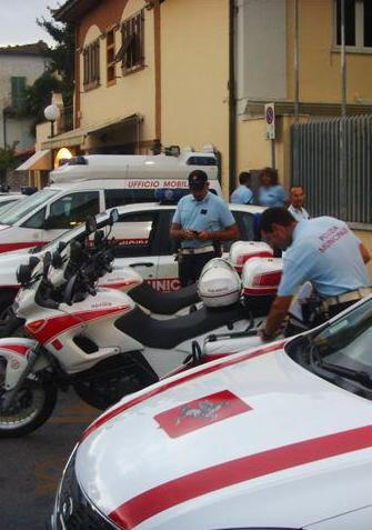 In scooter con il figlio, ma dimentica il casco 