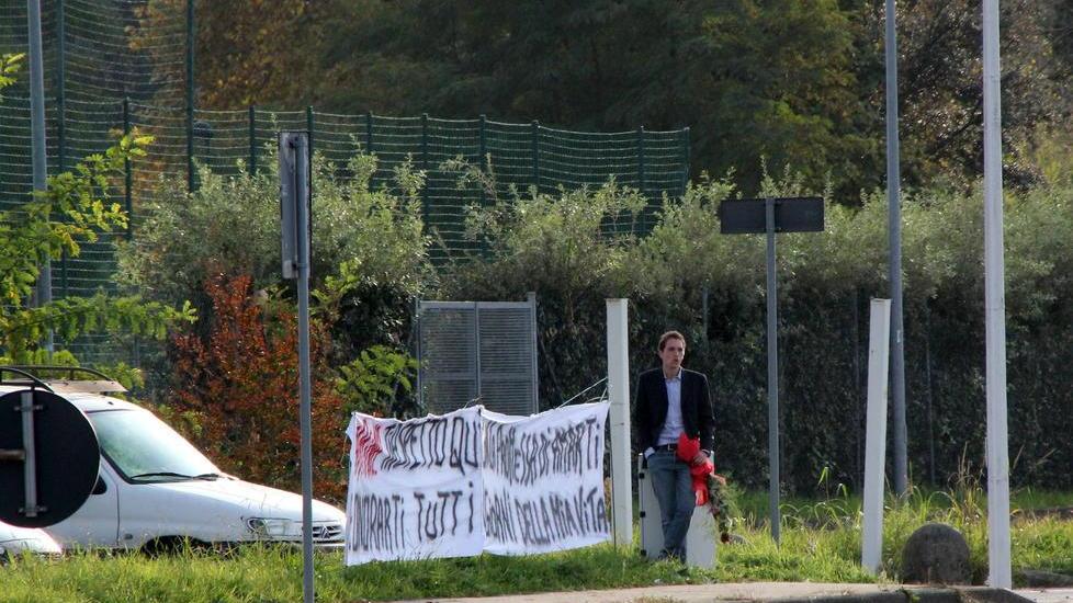 La aspetta per ore con uno striscione