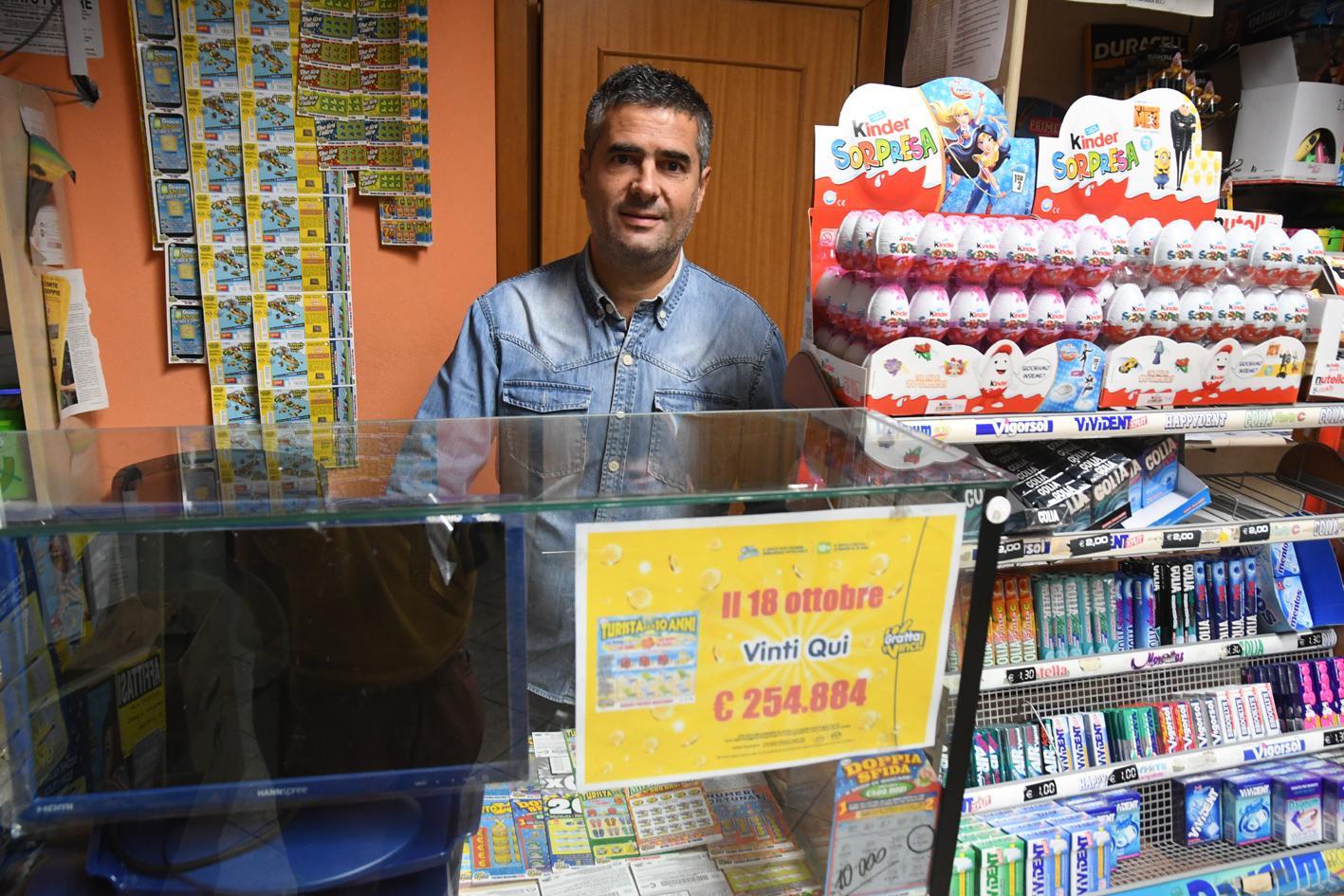 Il titolare della tabaccheria di Simaxis dove è stato acquistato il tagliando vincente