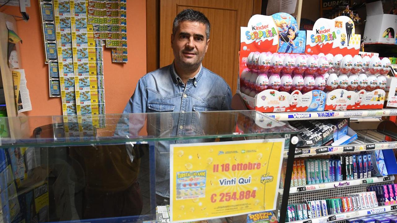 Il titolare della tabaccheria di Simaxis dove è stato acquistato il tagliando vincente