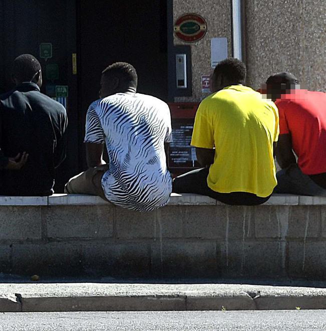 «Il cibo non ci piace dateci i buoni pasto» Migranti in piazza