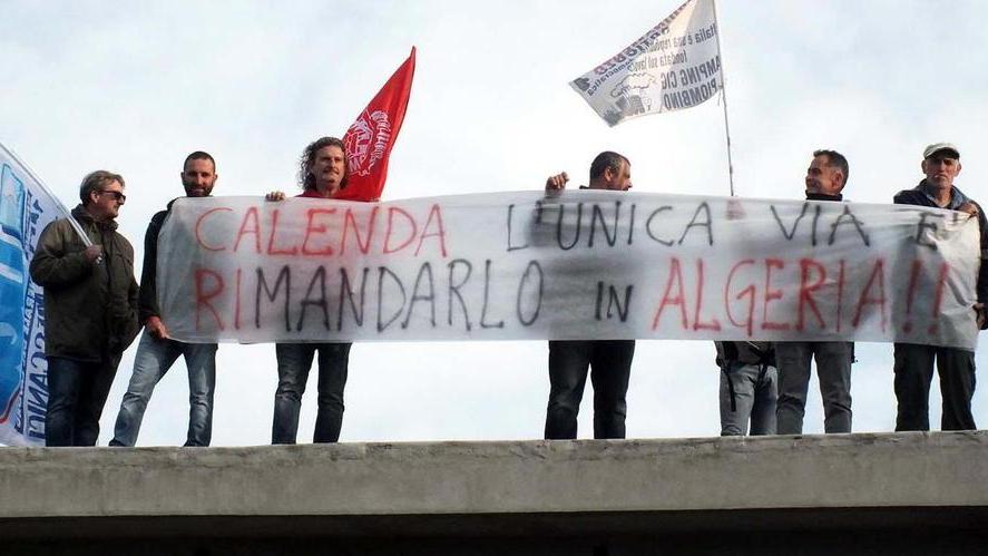 Aferpi, gli operai Fiom salgono sul tetto