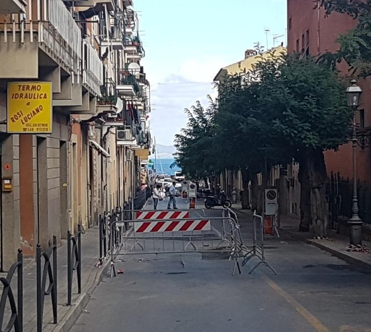 Via transennata da mesi per una fogna fuori uso 