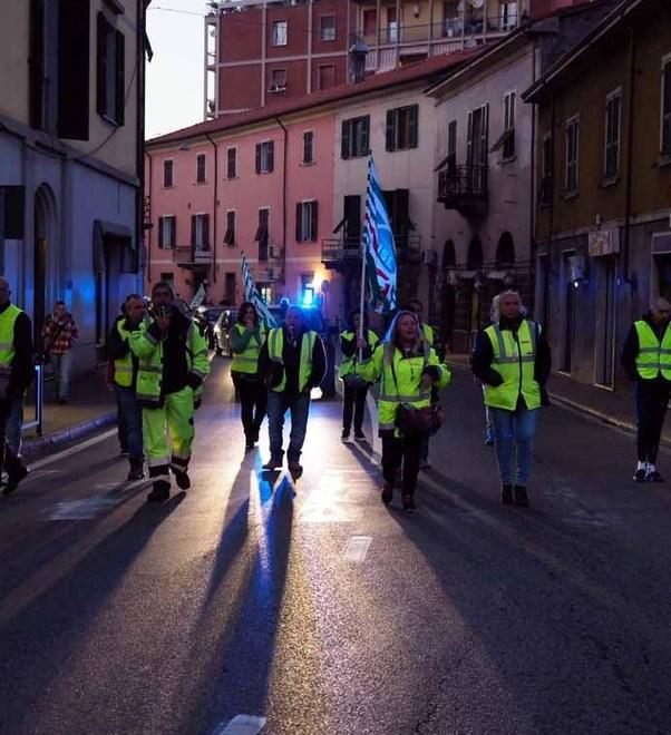 Costa, lavoratori sui tetti e incatenati: «Riaprite» 