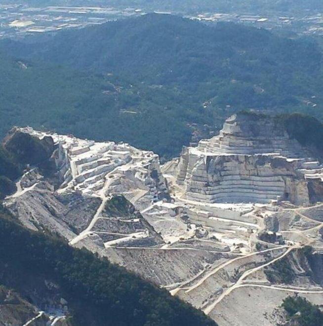 Carrara, ferito in cava, rifiuta di trasferirsi. Fa ricorso ma perde in tribunale 