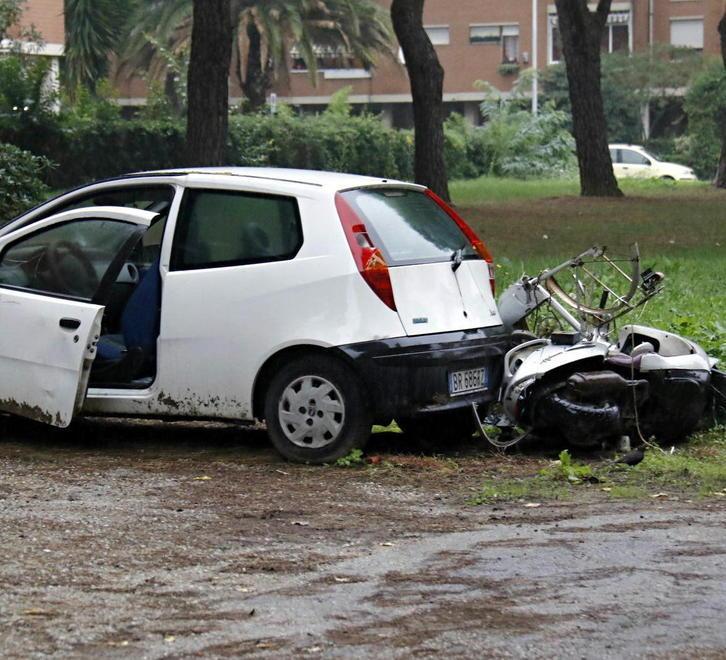 «Salviano sta morendo» passeggiata di protesta per le vie del quartiere 