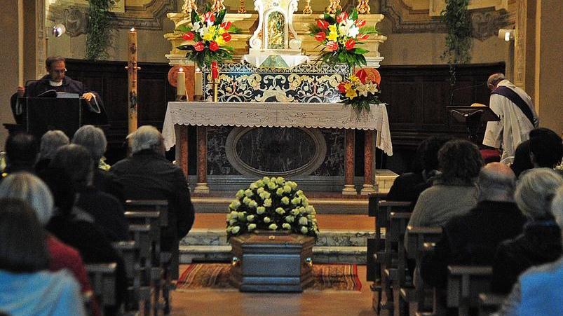 Folla ai funerali di Davide morto in moto a Carpineti