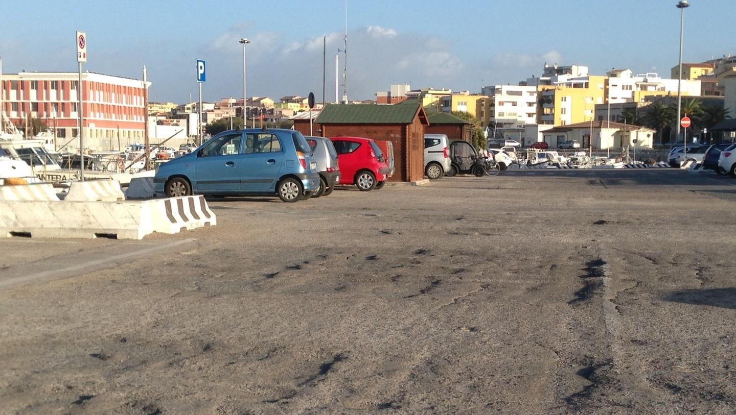 Il porto è una terra di nessuno tra buio, furti e abbandono 