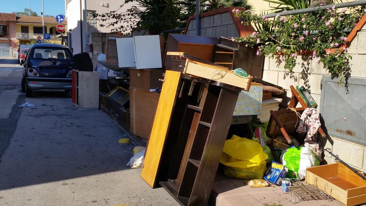 C’è una discarica di fronte all’ufficio